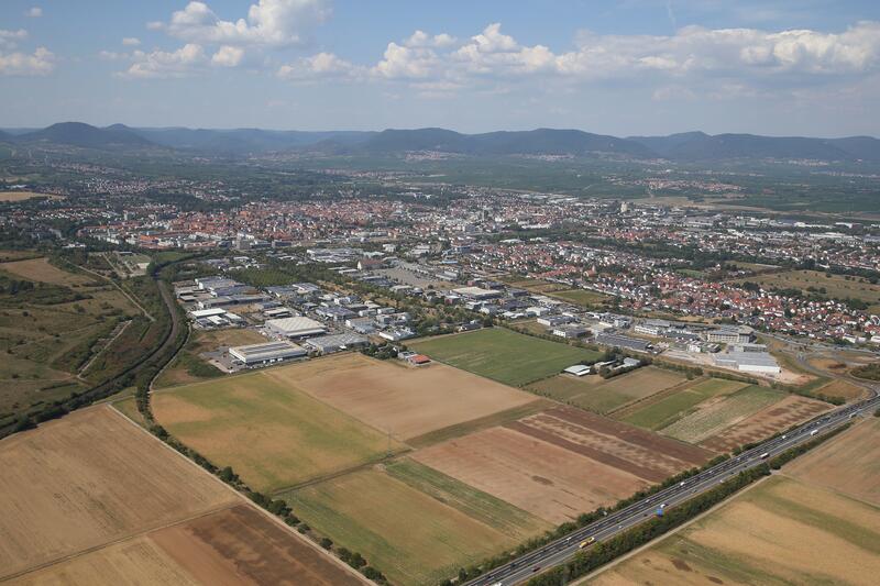 Das Gewerbegebiet Am Messegel&auml;nde, S&uuml;d-Ost (D12), aus der Luft.