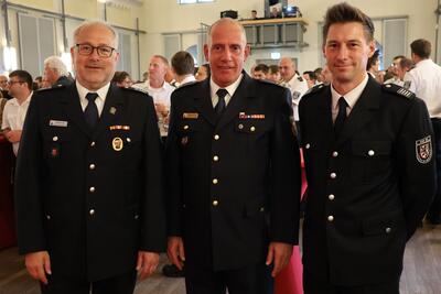 Bild vergr&ouml;&szlig;ern: Der stellvertretende BKI Michael Bumb, der langj&auml;hrige BKI Dirk Hargesheimer und der neue BKI Stefan Krauch (v.l.n.r.) bei den Feierlichkeiten im Alten Kaufhaus.