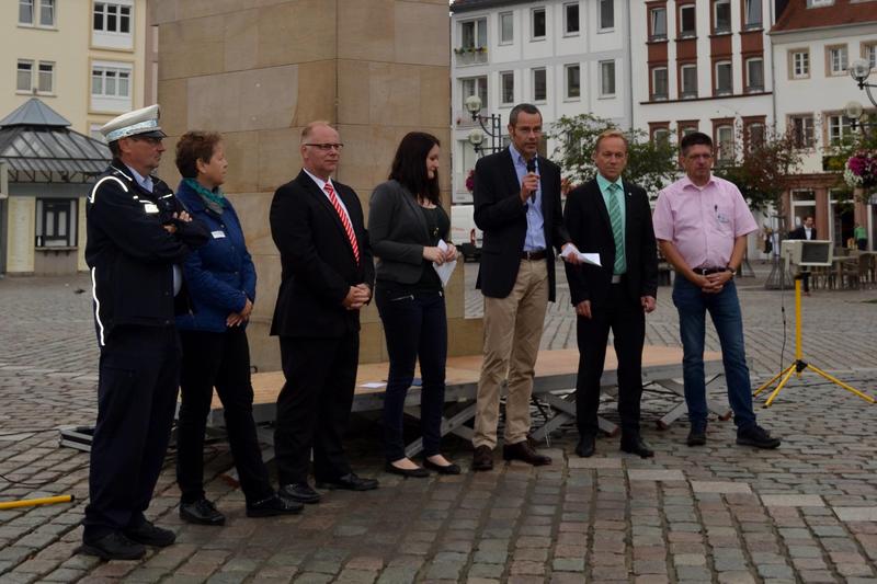 Gemeinsam mit Mitarbeiterinnen und Mitarbeitern der Stadtverwaltung sowie Sponsorinnen und Sponsoren begr&uuml;&szlig;te B&uuml;rgermeister und Schuldezernent Dr. Maximilian Ingenthron die Teilnehmerinnen und Teilnehmer des Aktionstags &raquo;Sicherer Schulweg&laquo;. 