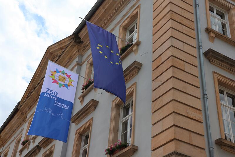 Am Landauer Rathaus stehen die Zeichen auf Geburtstagsparty! 