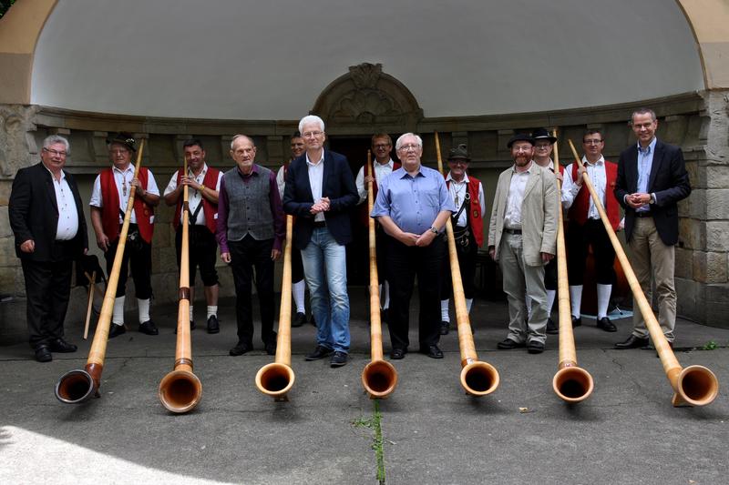 Die letzten Goetheparkplaudereien des Jahres 2017: Moderator Wilhelm Hauth (l.) lud zum Thema &raquo;Unsterbliche Mundart&laquo;. B&uuml;rgermeister und Kulturdezernent Dr. Maximilian Ingenthron (r.) nutzte die Gelegenheit, um den Organisatorinnen und Organisatoren, den T