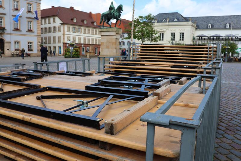 Der Aufbau auf dem Rathausplatz hat bereits begonnen. 