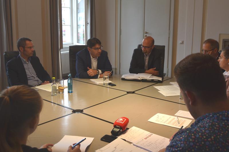 Gro&szlig;es Interesse an einem der wichtigsten Landauer Themen des zweiten Halbjahres 2017: Oberb&uuml;rgermeister Thomas Hirsch (M.), B&uuml;rgermeister Dr. Maximilian Ingenthron (l.) und Bauamtschef Christoph Kamplade stellten den Pressevertreterinnen und -vertretern 