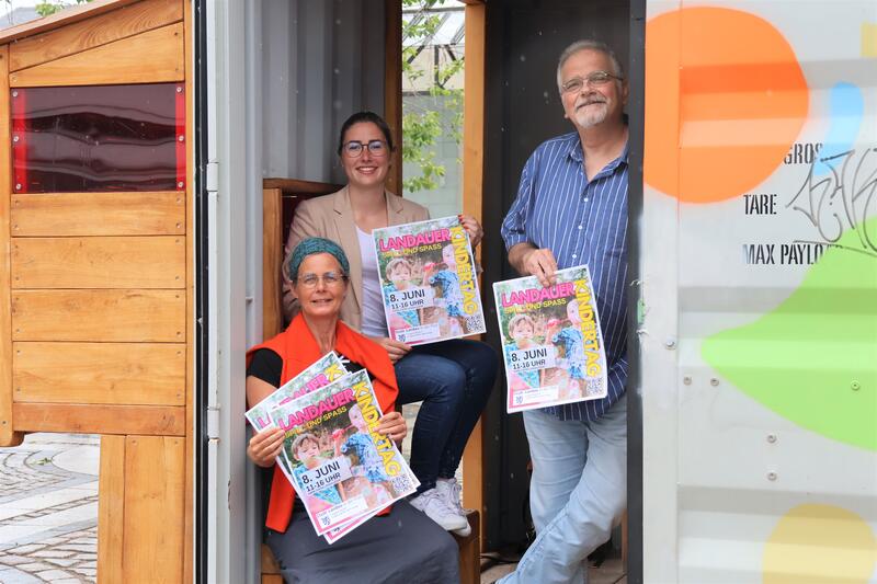 Freuen sich schon sehr auf den Kindertag am 8. Juni: Jugenddezernentin Lena D&uuml;rphold (hinten links), Stadtjugendpfleger Arno Sch&ouml;nh&ouml;fer und Ina Rinck von der st&auml;dtischen Jugendf&ouml;rderung. 