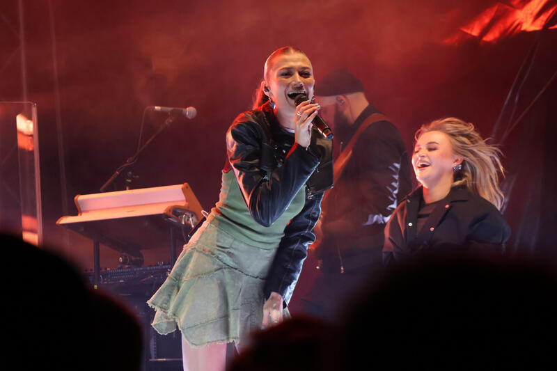 Hatte ihren Superhit &raquo;Remedy&laquo; und weitere Charterfolge im Gep&auml;ck: Popstar Leony auf der B&uuml;hne beim Landauer Stadtgeburtstag. 