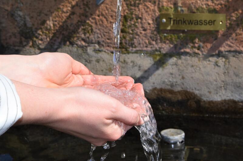 Die &raquo;coole Karte f&uuml;r hei&szlig;e Tage&laquo; listet M&ouml;glichkeiten zur Abk&uuml;hlung in Landau, vom Trinkwasserbrunnen bis zum k&uuml;hlen Kirchengeb&auml;ude.