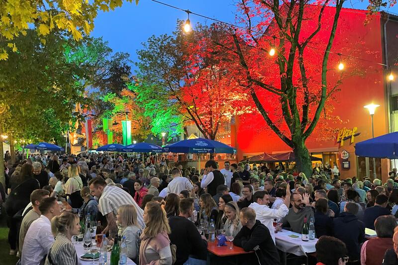 Das Pf&auml;lzer Weinfest erfreut sich in Landau an der Isar gro&szlig;er Beliebtheit und hat inzwischen Kultstatus.