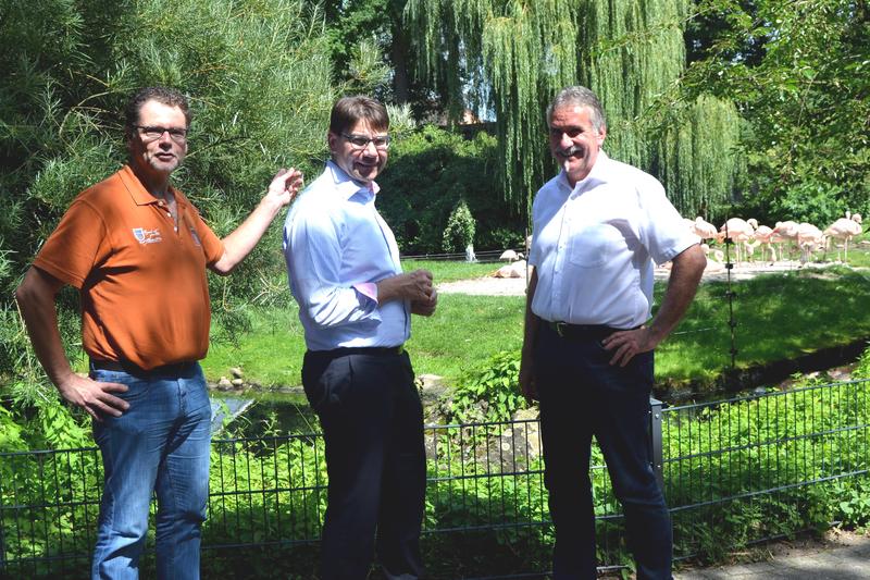 Informierten bei einem Pressegespr&auml;ch im Landauer Zoo &uuml;ber die Planungen der Stadt, ein Klimaschutz- und ein Klimaanpassungskonzept erstellen zu lassen: Umweltamtsleiter Markus Abel, Oberb&uuml;rgermeister Thomas Hirsch und Beigeordneter und Umweltdezernent Ru