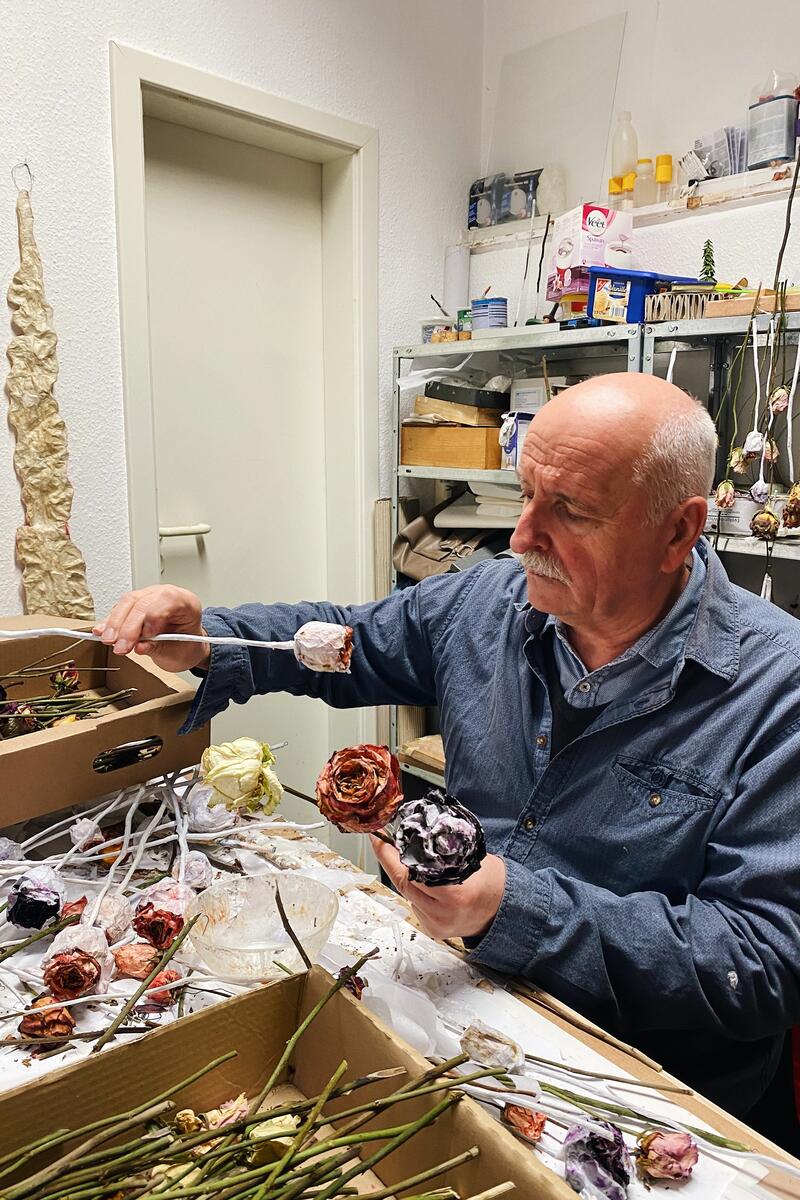 K&uuml;nstler Martin Lorenz bei der Arbeit an der Installation &raquo;Happy Birthday Landau&laquo;. 