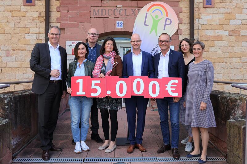 15.000 Euro f&uuml;r die psychotherapeutische Beratung von Kindern und Jugendlichen: Landrat Dietmar Seefeldt (v.l.n.r.), Oberb&uuml;rgermeister Dominik Gei&szlig;ler, Vorstandsvorsitzender der Sparkasse S&uuml;dpfalz Svend Larsen und Landrat Fritz Brechtel &uuml;berreichten eine 