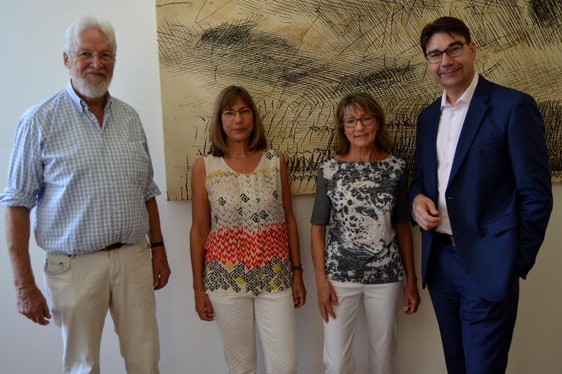 Stellten gemeinsam die &raquo;Nast-Herles-Galerie&laquo; im Landauer Rathaus der &Ouml;ffentlichkeit vor: Hubert Lehmann, Vorsitzender des Thomas-Nast-Vereins, Sabine Haas, Leiterin der st&auml;dtischen Kulturabteilung, Gabriele B&auml;chle, Lebensgef&auml;hrtin des verstorbenen Diethar
