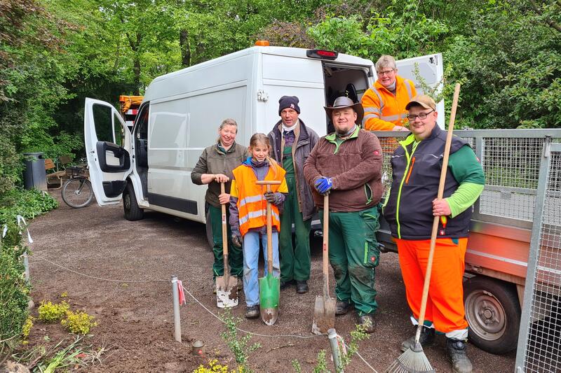 Flei&szlig;ig, flei&szlig;ig: Das Team von G&auml;rtnerinnen und G&auml;rtnern des st&auml;dtischen Bauhofs - mitsamt Praktikantin - beim Einsatz im Landauer Schillerpark. Tanja Specht ist ganz links im Bild. 
