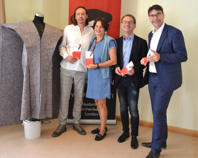 Gemeinschaftsprojekt: Oberb&uuml;rgermeister Thomas Hirsch (r.), Dekan Volker Janke vom Protestantischen Kirchenbezirk Landau sowie Felix S. Felix und Thomas K&ouml;lsch (l.) vom Chawwerusch-Theater haben gemeinsam das Stationentheater &raquo;Der kleine Luther&laquo; auf den W