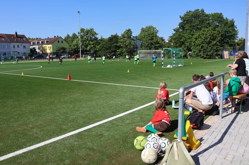 Der neue Kunstrasenplatz im Horstring wurde bei der offiziellen Einweihung gleich von den Grundschul-Kids &raquo;eingespielt&laquo;. 