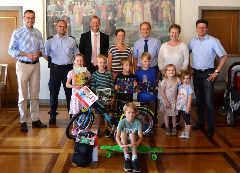 Aktionstag &raquo;Sicherer Schulweg&laquo;: Die erfolgreichsten Teilnehmerinnen und Teilnehmer wurden jetzt von B&uuml;rgermeister und Schuldezernent Dr. Maximilian Ingenthron (l.) gemeinsam mit Schulamtsleiter Ralf M&uuml;ller (r.), der Polizei und den Sponsoren im Rahmen ein