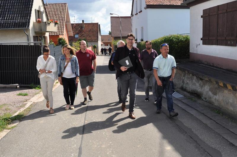 Oberb&uuml;rgermeister Thomas Hirsch, Ortsvorsteher Klaus Ki&szlig;el und Mitglieder des Ortsbeirats beim gemeinsamen Rundgang durch Arzheim. 