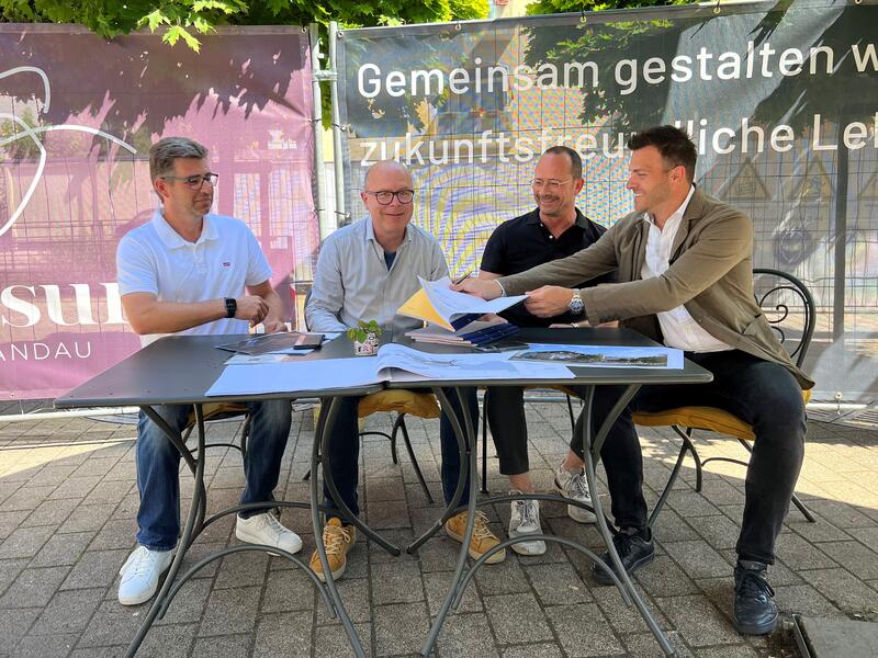 v.l.n.r. Christian Ruppel (Eigent&uuml;mer und k&uuml;nftiger Betreiber des Universum Theaters), Oberb&uuml;rgermeister Dominik Gei&szlig;ler, Harald Erny (Eigent&uuml;mer und k&uuml;nftiger Betreiber des Universum Theaters) und Bastian Wieland (Architekturb&uuml;ro archis) 