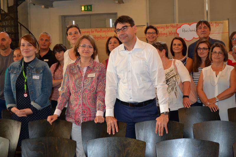 Oberb&uuml;rgermeister Thomas Hirsch und die st&auml;dtische Integrationsbeauftragte Elena Schwahn gemeinsam mit zahlreichen Akteurinnen und Akteuren der Integrationsarbeit bei der &ouml;ffentlichen Auftaktveranstaltung zur Fortschreibung des Landauer Integrationskonzep