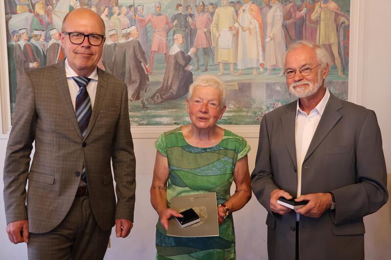 Ehre, wem Ehre geb&uuml;hrt: Oberb&uuml;rgermeister Dr. Dominik Gei&szlig;ler (v.l.n.r.) mit Marianne Humbert und Prof. Dr. Wolfgang Pauly. 