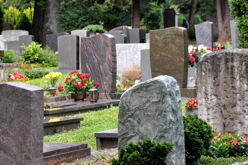 Die Grabsteine auf den Landauer Friedh&ouml;fen werden auch in diesem Jahr auf Standsicherheit gepr&uuml;ft.