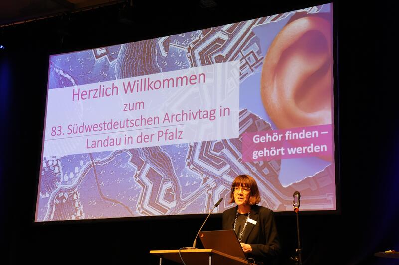 &raquo;Geh&ouml;r finden - geh&ouml;rt werden&laquo; lautete das Motto des S&uuml;dwestdeutschen Archivtags. Hier spricht Landaus Stadtarchivarin Christine Kohl-Langer. 