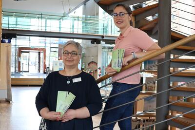 Bild vergr&ouml;&szlig;ern: Bibliotheksleiterin Sabine Sch&auml;fer (l.) und Beigeordnete Lena D&uuml;rphold freuen sich auf das 2. Halbjahr der 40. Landauer B&uuml;chereitage.