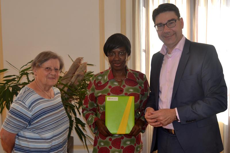 Oberb&uuml;rgermeister Thomas Hirsch empfing Marie-Claire Mukagatera (M.), langj&auml;hrige Sekret&auml;rin des Partnerschaftsb&uuml;ros in Ruandas Hauptstadt Kigali, und Gerlinde Rahm, Vorsitzende des Freundeskreises Ruhango-Kigoma, im Rathaus. 