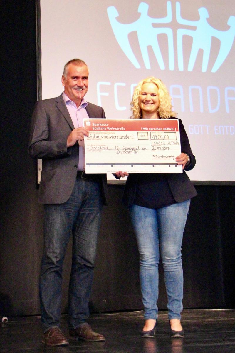 Beigeordneter Rudi Klemm nahm aus den H&auml;nden von Pastorin Katharina Helbig die Spende in H&ouml;he von 1.400 Euro f&uuml;r ein neues Spielger&auml;t auf dem Spielplatz am Deutschen Tor entgegen. 