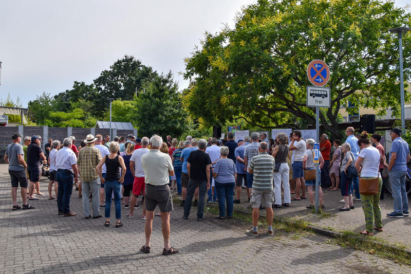 R&uuml;ckblick: eine der Veranstaltungen f&uuml;r Anwohnende zur Verkehrssituation in Queichheim. Jetzt l&auml;dt B&uuml;rgermeister Lukas Hartmann erneut zu Vor-Ort-Terminen ein. 