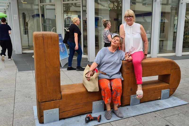 Sorgten schon bei der Installation f&uuml;r Begeisterung: die neuen &raquo;LD&laquo;-B&auml;nke in der Landauer Fu&szlig;g&auml;ngerzone. 