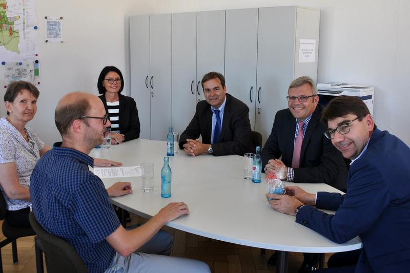 Oberb&uuml;rgermeister Thomas Hirsch (r.) begr&uuml;&szlig;te jetzt gemeinsam mit der Projektgruppe &raquo;Landau baut Zukunft&laquo; eine Delegation der Stadtverwaltung Limburg an der Lahn um B&uuml;rgermeister Dr. Marius Hahn (2.v.r.) f&uuml;r einen fachlichen Austausch zur Landauer Wohnbau