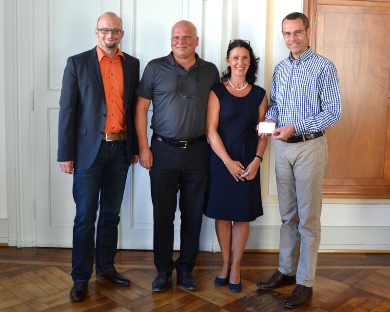 B&uuml;rgermeister und Baudezernent Dr. Maximilian Ingenthron (r.) gemeinsam mit Bauamtsleiter Christoph Kamplade (l.) sowie Kerstin Stober-M&uuml;ller und Ralf M&uuml;ller, Mitglieder der Baugruppe &raquo;Vis-&agrave;-Vis - Parc Central&laquo;, die die Grundst&uuml;cksoption f&uuml;r das Baufeld 1