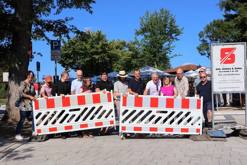 Oberb&uuml;rgermeister Dr. Dominik Gei&szlig;ler (3.v.r.) B&uuml;rgermeister Lukas Hartmann (3.v.l.) und Dietmar Maier (4.v.l.) geben die neue Mobilstation am Landauer Westbahnhof gemeinsam mit der Landtagsabgeordneten Dr. Lea Heidbreder (5.v.l.) und Landtagsabgeordnetem