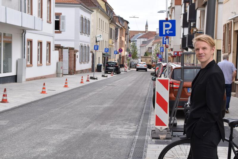 Verkehrsdezernent Lukas Hartmann in der K&ouml;nigstra&szlig;e: Die Bauarbeiten im s&uuml;dlichen Stra&szlig;enabschnitt sind so gut wie abgeschlossen; die Durchfahrt frei.