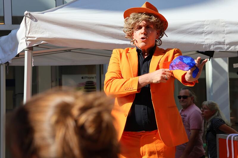 Zauberhaft wurde es k&uuml;rzlich in der Landauer Innenstadt - u.a. mit Magier Ted Louis.