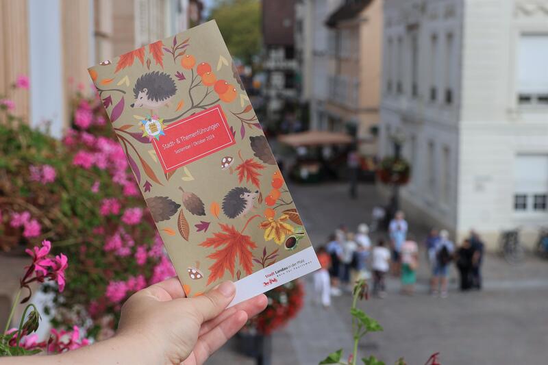 Der &Uuml;bersichtsflyer mit den Stadt- und Themenf&uuml;hrungen im September und Oktober liegt im Landauer B&uuml;ro f&uuml;r Tourismus im Rathaus aus. 