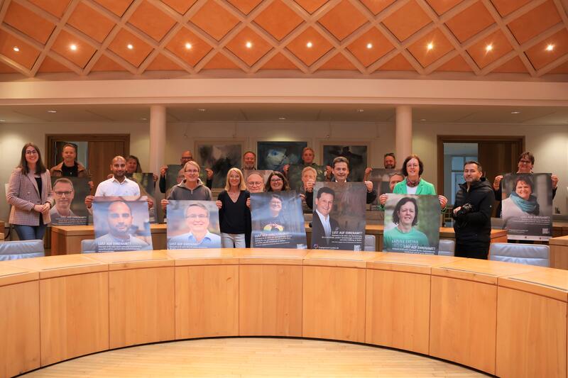 Eine Auswahl der 24 Landauerinnen und Landauer, die jetzt f&uuml;r das Engagement in ihrer Stadt werben, gemeinsam mit der zust&auml;ndigen Dezernentin Lena D&uuml;rphold, Ehrenamtsbeauftragter Angelika Kemmler und Fotograf Nasir Khan Mansoor. 