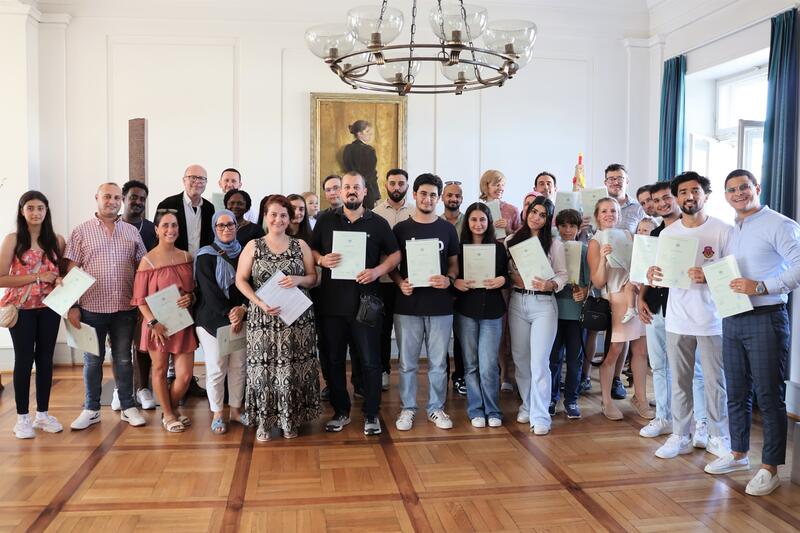 35 Frauen, M&auml;nner und Kinder aus 15 verschiedenen Nationen erhielten jetzt im Rahmen einer kleinen Feierstunde im Landauer Rathaus ihre Einb&uuml;rgerungsurkunden. 