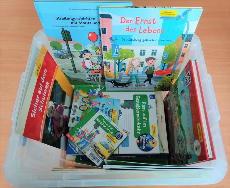 Mit einem Institutionsausweis k&ouml;nnen P&auml;dagoginnen und P&auml;dagogen in der Stadtbibliothek Medienboxen zu Wunschthemen ausleihen.