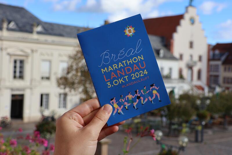 Dieser Flyer in Landau-Blau informiert &uuml;ber den Br&eacute;al-Marathon Landau.