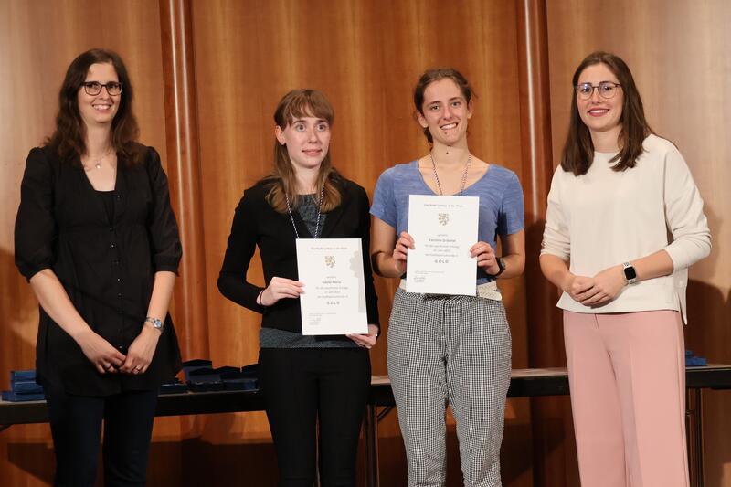 Estelle Morio (2.v.l.) und Karoline Gr&ouml;schle (2.v.r) wurden von Sportdezernentin Lena D&uuml;rphold (rechts) und der Sachgebietsleitung Sport beim st&auml;dtischen Amt f&uuml;r Schulen, Sport und kulturelles Erbe Eva-Maria Eichhorn mit der Stadtsporturkunde in Gold geeh