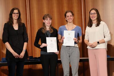 Bild vergr&ouml;&szlig;ern: Estelle Morio (2.v.l.) und Karoline Gr&ouml;schle (2.v.r) wurden von Sportdezernentin Lena D&uuml;rphold (rechts) und der Sachgebietsleitung Sport beim st&auml;dtischen Amt f&uuml;r Schulen, Sport und kulturelles Erbe Eva-Maria Eichhorn mit der Stadtsporturkunde in Gold geehrt.