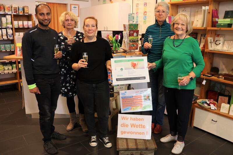 Varun Kuriakose, Lotte Taglieber, Jenni Follmann, Dorit Zeitler und Barbara Weyrauch (v.l.n.r.) im Landauer Weltladen bei der Aufl&ouml;sung der Klimawette. 