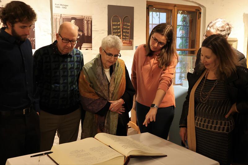 Ruth Landy und mit ihrer Familie und Beigeordneter Lena D&uuml;rphold beim Eintrag ins Goldene Buch der Stadt Landau.
