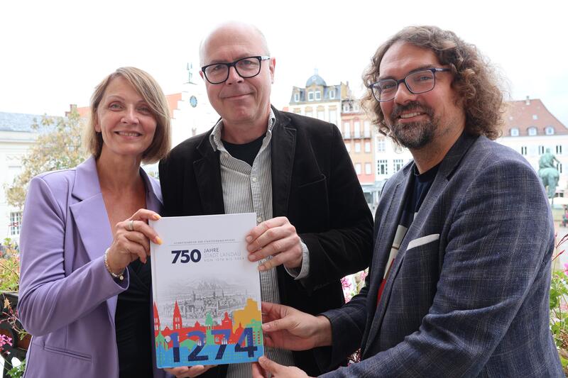 Oberb&uuml;rgermeister Dominik Gei&szlig;ler (Mitte), Stadtdenkmalpfleger J&ouml;rg Seitz und Martina Becht, Bauzeichnerin beim Stadtbauamt, mit dem neuesten Band der Schriftenreihe. 