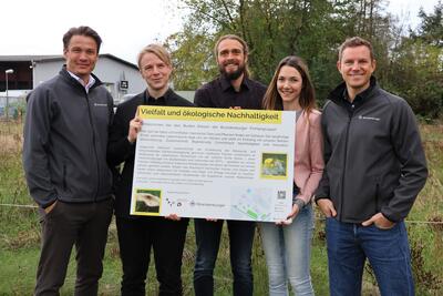 Bild vergr&ouml;&szlig;ern: Freuen sich &uuml;ber die &raquo;Bunte Wiese&laquo; auf dem Firmengel&auml;nde: Florian Martin von Brandenburger, B&uuml;rgermeister Lukas Hartmann, Dr. Kai Riess von der RPTU sowie Sina Verh&ouml;fen und Tim Brandenburger von Brandenburger (v.l.n.r.) beim Vor-Ort-Termin. 