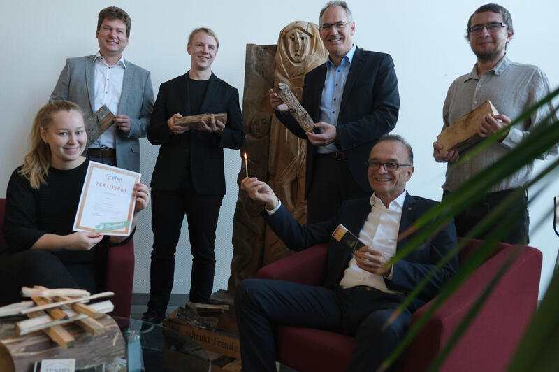 Werben f&uuml;rs Mitmachen beim Ofenf&uuml;hrerschein: S&Uuml;W-Klimaschutzmanagerin Agnes Bartmus, Robert Tiesler, Fachbereichsleiter &raquo;Bauen, Kreisentwicklung&laquo; bei der Kreisverwaltung Germersheim, Landaus B&uuml;rgermeister Lukas Hartmann, S&Uuml;W-Landrat Dietmar Seefeldt, Dr. 