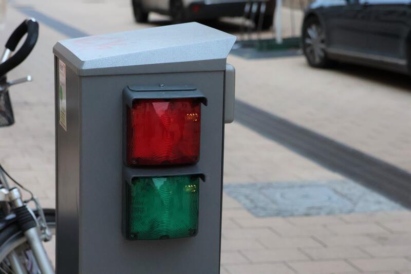Neu in der Landauer K&ouml;nigstra&szlig;e und ab 18. November in Betrieb: ein versenkbarer Poller (im Hintergrund). 