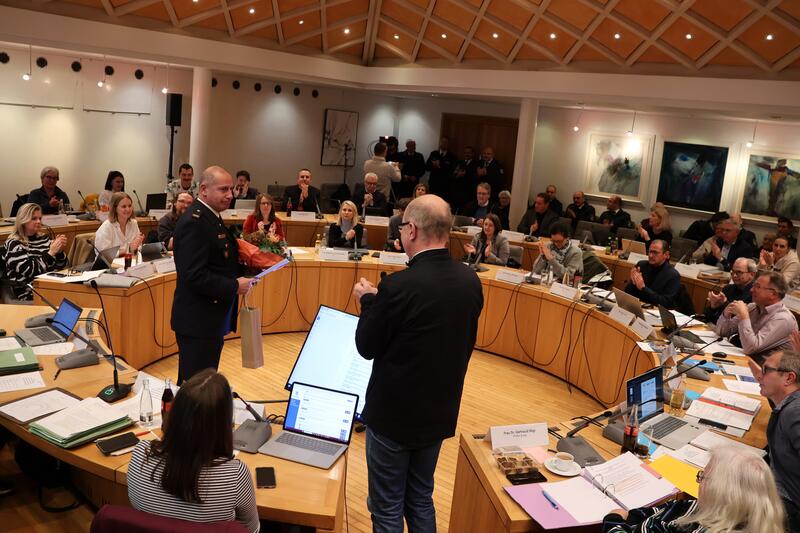 Ernennung mit viel Applaus im Stadtrat: Dirk Hargesheimer ist jetzt Landauer Ehren-BKI. 
