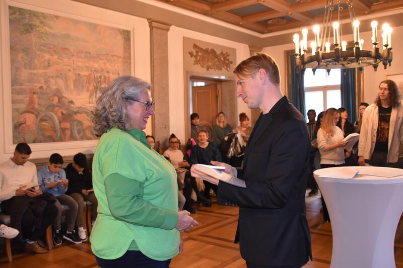 B&uuml;rgermeister Lukas Hartmann &uuml;berreichte 26 Frauen, 15 M&auml;nner und elf Kindern ihre Einb&uuml;rgerungsurkunden. 